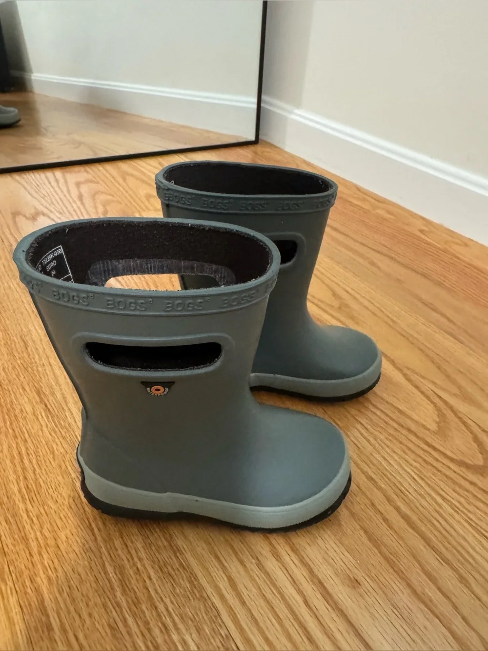 Bogs Kids Rain & Snow Boots in Gray - size 8 (toddler) GUC! Skipper solid bogs!